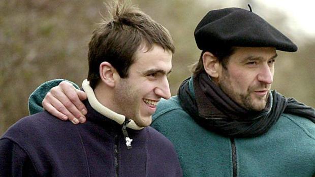 Egoitz Urrutikoetxea (izq.), junto a su padre y exjefe político de ETA, Josu Ternera