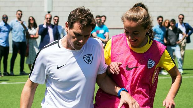 Albert Rivera, en un ejercicio de entrenamiento con una futbolista del Madrid CFF