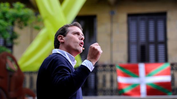 Albert Rivera, en el mitin que trataron de reventar los radicales «abertzales»