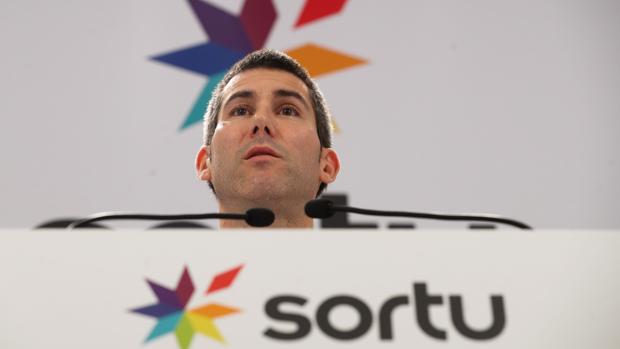El secretario general de Sortu, Arkaitz Rodríguez, durante la rueda de prensa de hoy