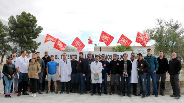 Protesta en la puerta de la sede de la fábrica en el Polígono