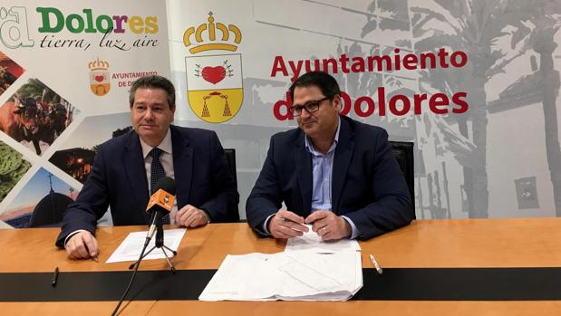El alcalde José Joaquín Hernández, junto al diputado de Ciclo Hídrico, Francisco Sáez, en una rueda de prensda en Dolores