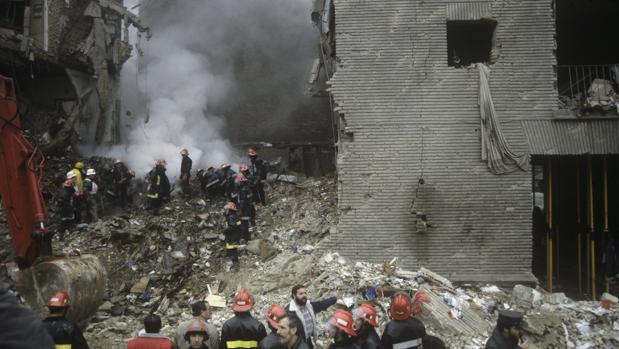 Miembros del grupo de rescate trabajan en el desescombro de la casa cuartel de la Guardia Civil destruida por un coche bomba de ETA, en 1987