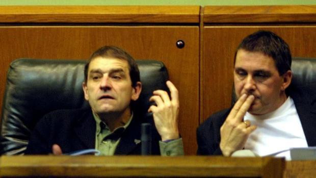 Josu Ternera, junto a Otegi, en el Parlamento Vasco en octubre de 2002