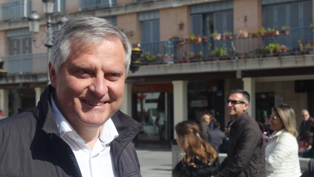 El aspirante al sillón municipal se define como un político cercano a los ciudadanos