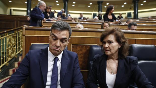 El presidente del Gobierno, Pedro Sánchez, y la vicepresidenta, Carmen Calvo, durante una sesión de control al Gobierno