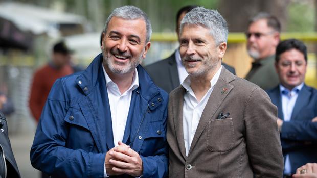 El candidato del PSC a la Alcaldía de Barcelona, Jaume Collboni, y el ministro de Interior en funciones, Fernando Grande-Marlaska, presentes en el acto del PSC con vecinos y entidades celebrado en el Raval