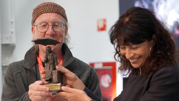 La concejal de Cultura, Ana Redondo, entrega la estatua del Comediante a Tom Walker en la fiesta inaugural del TAC