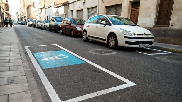 La plaza de aparcamiento para discapacitados pintada el día de la visita de Ximo Puig