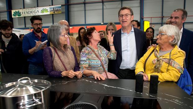 Alberto Núñez Feijóo, durante la visita al reciento ferial de Vilagarcía de Arousa