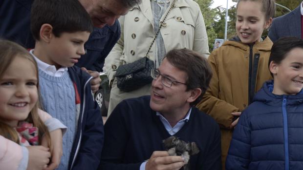El candidato del PP a la presidencia de Castilla y León, Alfonso Fernández Mañueco,rodeado de niños, durante su visita a Segovia