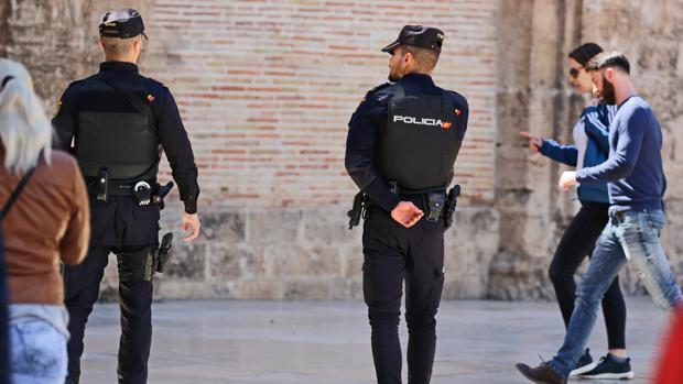 Imagen de archivo de dos agentes de Policía en Valencia