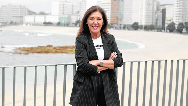 Beatriz Mato posa para ABC con la playa de Riazor a sus espaldas, el pasado jueves