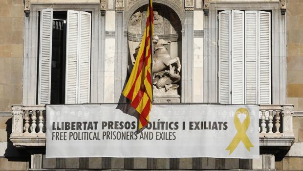 La simbología política cuelga de muchos edificios públicos en Cataluña, en la imagen el Palau de la Generalitat