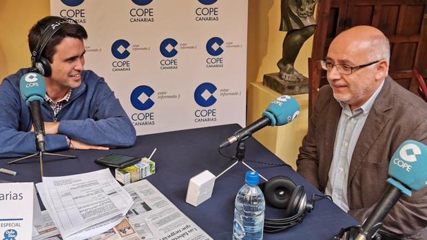 Antonio Morales, a la derecha, en una entrevista