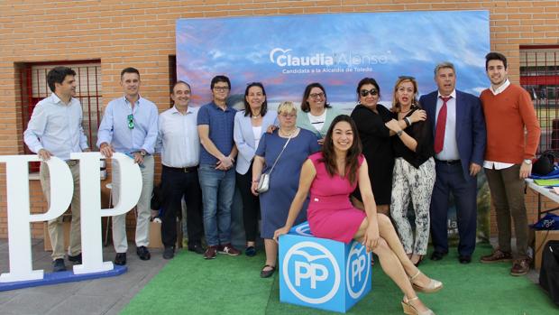 Claudia Alonso, en el stand informativo que el PP ha instalado en Palomarejos