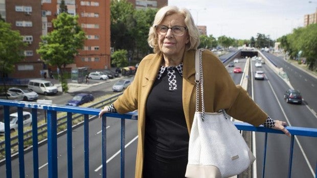 La alcaldesa de Madrid, Manuela Carmena, ayer, en un acto en la plaza Elíptica