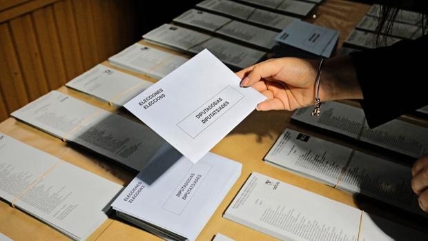 Imagen de los sobres y las papeletas para los comicios europeos tomada en el almacén electoral