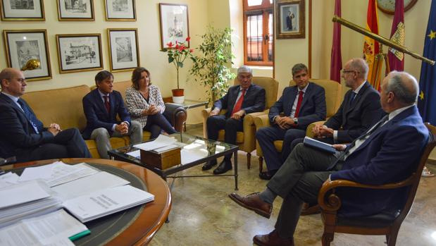 Un momento de la reunión entre la consejera de Empleo, el alcalde y directivos de Ehlis