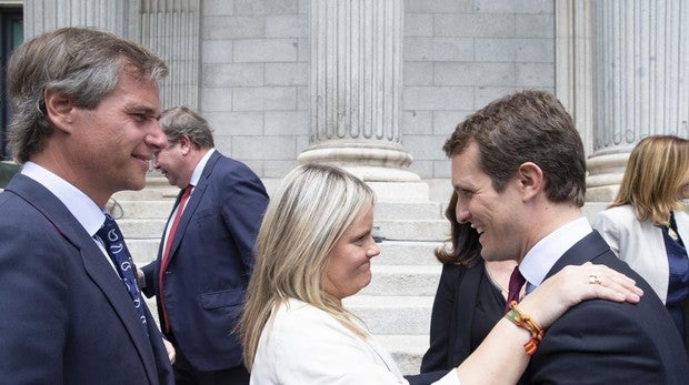 Pablo Casado en el Congreso tras reunirse con los grupos del PP