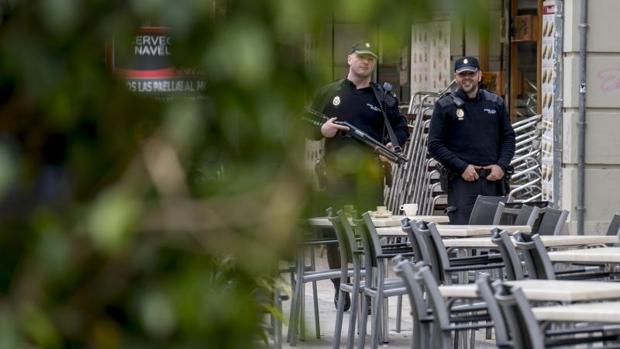 Dos agentes de la Policia Nacional patrullando por Valencia