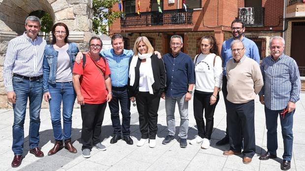 García-Page y Gutiérrez posan con la candidatura del PSOE en San Martín de Montalbán. Luis García-Page, hermano del presidente (de rojo) ocupa el número cinco en la lista de este municipio