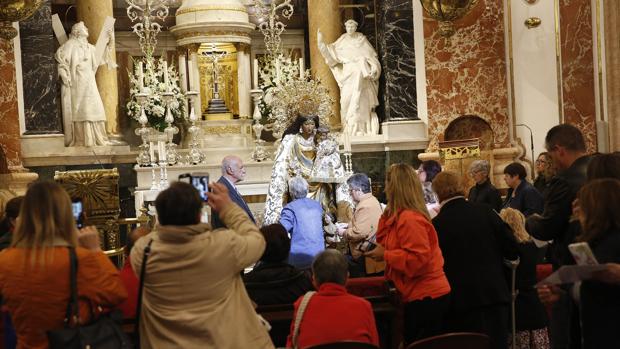 La Basílica de la Virgen de los Desamparados acoge a los devotos para el Besamanos