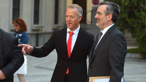 El portavoz del PSOE en el Senado, Ander Gil, charla con el presidente de la Cámara, Manuel Cruz