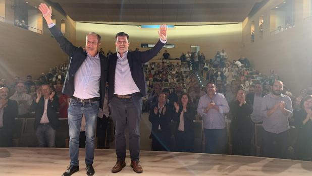 Gonzalo Caballero, ayer en O Carballiño, con el candidato a la alcaldía