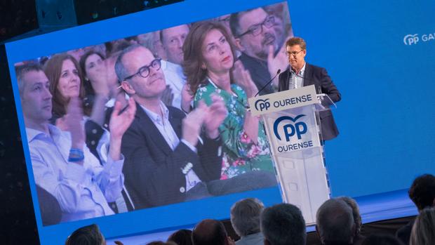 Alberto Núñez Feijóo, en el mitin celebrado en Orense, con Jesús Vázquez en la pantalla