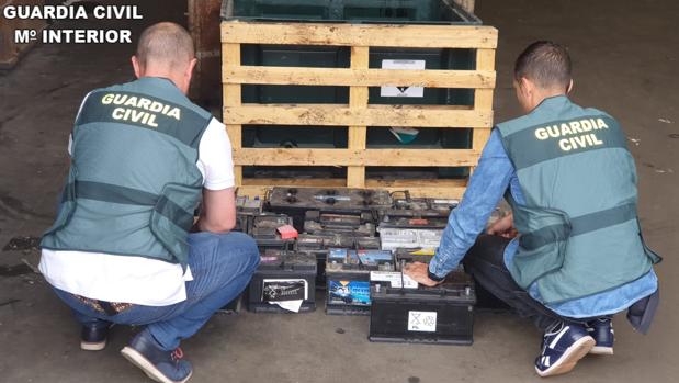 Dos efectivos de la Guardia Civil junto a las baterías de camión sustraídas en Valencia