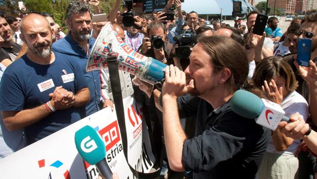 Pablo Iglesias, en la fábrica que el grupo PSA tiene en Vigo para apoyar a los trabajadores que están en huelga