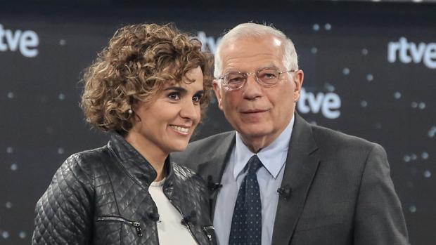 La candidata del PP a las elecciones europeas, Dolors Montserrat, y el ministro en funciones de Asuntos Exteriores y candidato del PSOE, Josep Borrell, entran al debate electoral de RTVE