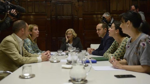 La alcaldesa de Madrid, Manuela Carmena, ayer, reunida con los ediles de Ciudadanos y PSOE