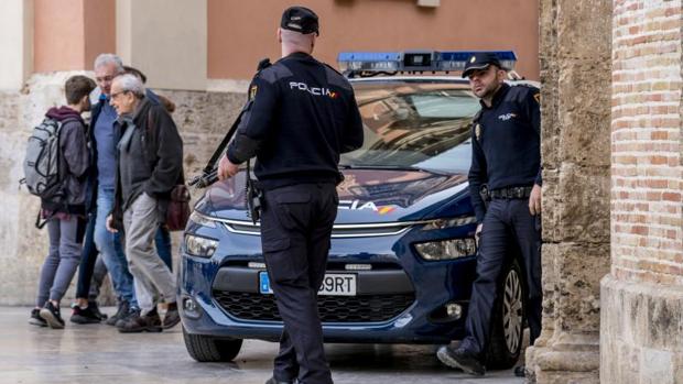 Dos agentes de la Policía Nacional en Valencia