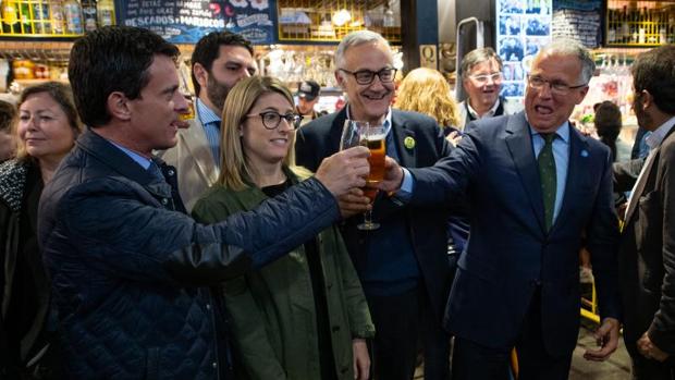 Algunos de los candidatos hicieron ayer un vermut en el mercado de la Boqueria