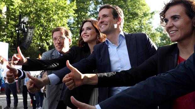 Pabloo Casado, junto a Martínez-Almeida, Díaz Ayuso y Montserrat, en el mitin de cierre de campaña en Madrid Río