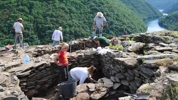 Trabajos de excavación en la zona de Os Conventos, en la Ribeira Sacra