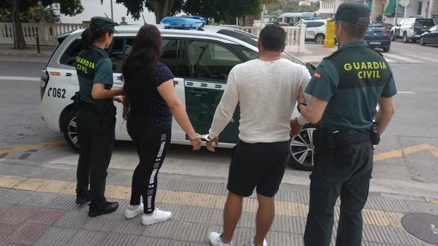 La ladrona y su cómplice, custodiados por la Guardia Civil en Calpe