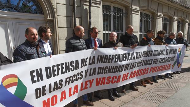 Concentración en abril de representantes de sindicatos policiales frente al Parlamento Vasco junto a dos diputados del PP, Alfonso Alonso y Borja Sémper