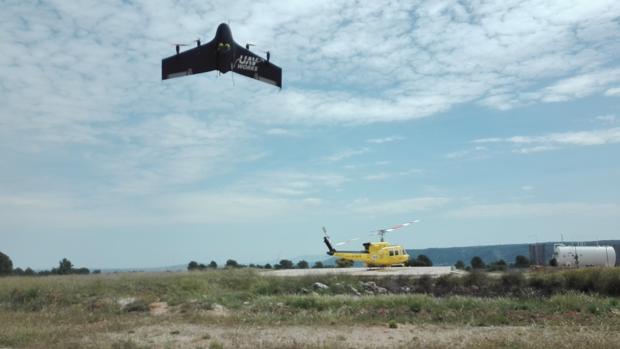 El prototipo volando cerca de un helicóptero en las pruebas para su puesta en marcha