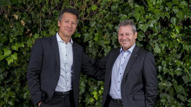 Dirk Hoke (izq.) y Alberto Gutiérez posan para ABC tras la entrevista mantenida en Sevilla
