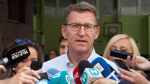Núñez Feijóo, a su salida del colegio electoral tras ejercer su derecho al voto este domingo en Vigo