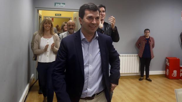 Gonzalo Caballero, antes de comparecer para valorar los resultados electorales del 26-M