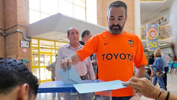 Un hincha del Valencia votando este domingo