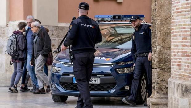 Una patrulla de la Policía Nacional en Valencia