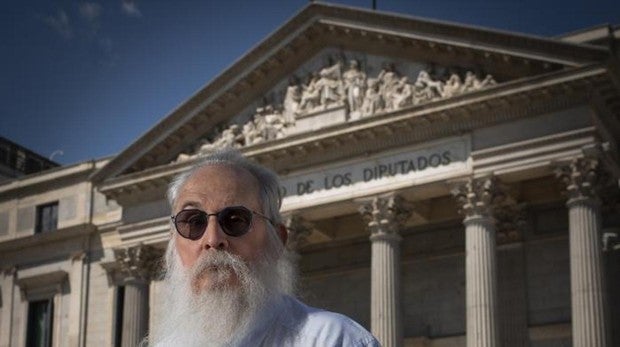 Agustín Zamarrón, diputado socialista, ante la puerta de los leones del Congreso