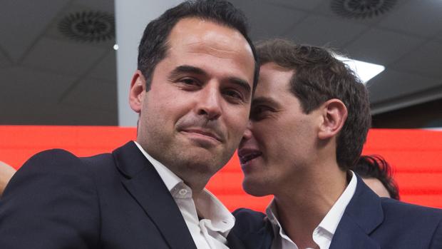 Ignacio Aguado con Albert Rivera anoche, tras conocer los resultados