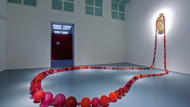 Una de las salas del Museo Polo con la obra de Maria Roosen, «Red Roosenary»