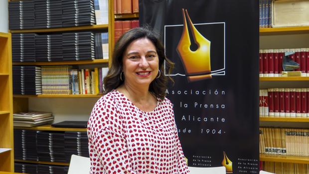 Rosalía Mayor, junto al logo de la entidad tras su elección